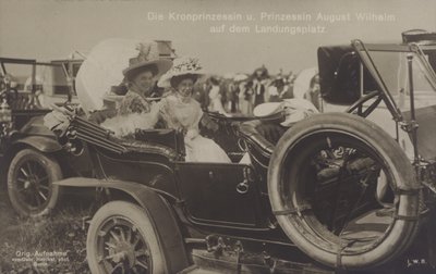 Cecilie koronahercegnő és August Wilhelm német hercegnő a Zeppelin leszállóhelyen (f/w fotó) alkotó: Photographer German