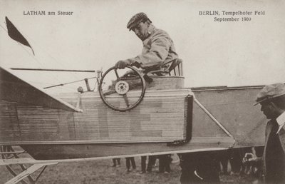 Hubert Latham francia pilóta repülőgépe irányítóinál, Tempelhof repülőtér, Berlin, 1909. szeptember (f/w fotó) alkotó: Photographer German