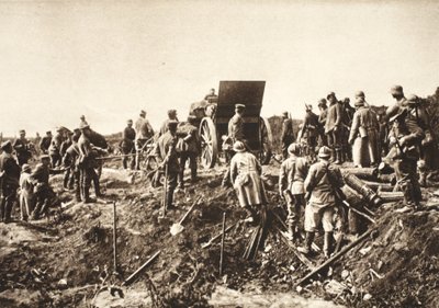 A német akkumulátor nehéz terepen halad előre Fismes előtt, az előtérben francia nyelvet rögzítettek szállításra készen (f/w fotó) alkotó: Photographer German