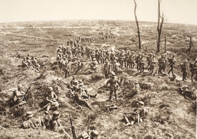 A német gyalogság átkel a Chemin des Dames felett, hogy kövesse a visszavonuló ellenséget, 1918. május 27. (f/w fotó) alkotó: Photographer German