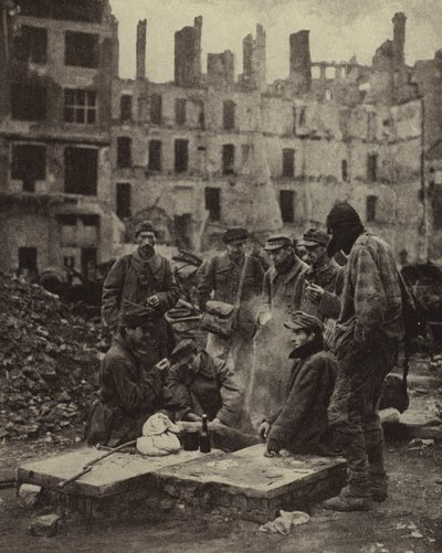Német hadifoglyok szabadultak a Szovjetunió fogságából Berlin romjai között alkotó: Photographer German
