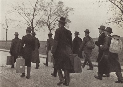 Német vasutasok, akiket kiutasítottak a Ruhr-vidékről, mert részt vettek a polgári engedetlenség hadjáratában a francia megszállás alatt, 1923. augusztus (f/w fotó) alkotó: Photographer German