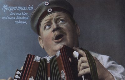 Német katona harmonikán játszik (színes fotó) alkotó: Photographer German