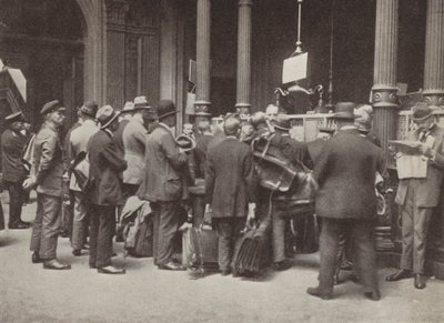 Hiperinfláció Weimaron Németországban: a nyilvánosság tagjai a berlini Reichsbank előtt sorban állnak bőröndökkel, hogy vigyék a pénzüket, 1923. július (f/w fotó) alkotó: Photographer German