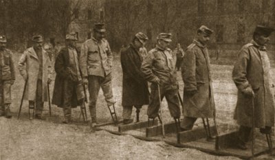 A Breszt-Litovszki Kórházban: nyomorék osztrákok, akik művégtagokkal járnak, a „The Illustrated War News” című filmből, 1916. július 26. (szépia fotó) alkotó: Photographer German