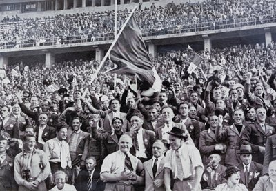 Olasz szurkolók támogatják sportolóikat az olimpiai játékok stadionjában, Berlin, Németország alkotó: Photographer German