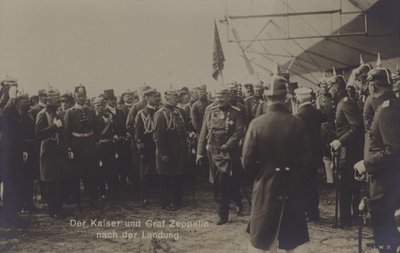 Vilmos császár és Graf Ferdinand von Zeppelin német léghajó-építő a Zeppelin egyik léghajójának leszállása után (f/w fotó) alkotó: Photographer German