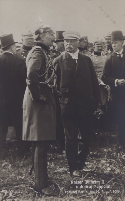 Vilmos császár és Graf Ferdinand von Zeppelin német léghajó-építő a Tegel repülőtéren, Berlinben, 1909. augusztus 29-én (f/w fotó) alkotó: Photographer German