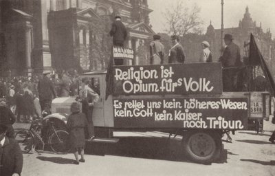 Teherautó kommunista jelszavakkal volt teleszórva a németországi Berlin utcáin alkotó: Photographer German