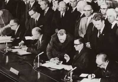 1972. június 3-án a Négy Hatalom külügyminiszterei aláírták a Nyugat-Berlinről szóló négyoldalú egyezmény záró jegyzőkönyvét a korábban a Szövetséges Ellenőrző Tanács által használt épületben Nyugat-Berlin amerikai szektorában (f/w fotó) alkotó: Photographer German