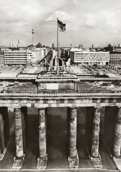 Biztonságos határokkal védve folyik az NDK fővárosának építése (f/w fotó) alkotó: Photographer German