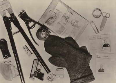Az 1961. december 9-én Nyugat-Berlin felől behatoló Wohlfarth terroristához tartozó felszerelések... (f/w fotó) alkotó: Photographer German