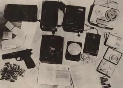 Sterzyk, az amerikai titkosszolgálat ügynökének felszerelése, akit letartóztattak, amikor megpróbálták felderíteni... (f/w fotó) alkotó: Photographer German
