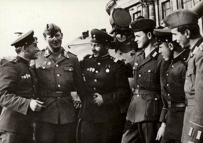 Az Országos Néphadsereg katonái szoros barátságot ápolnak a szovjet hadsereg katonáival (f/w fotó) alkotó: Photographer German