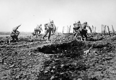 világháborús német rohamosztagosok törnek előre Sedannál gránátzsákokkal a nyakukban, nyugati front alkotó: Photographer German