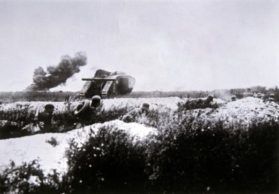 világháborús német rohamosztagosok lángszóróval, egy elfogott brit Mark IV harckocsi támogatásával alkotó: Photographer German