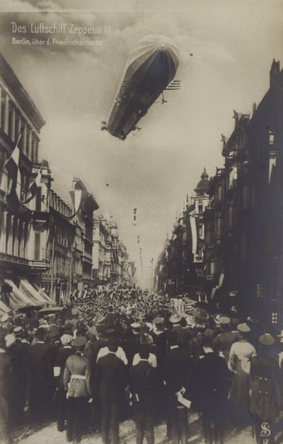 Zeppelin LZ III repül a Friedrichstrasse felett, Berlin (f/w fotó) alkotó: Photographer German