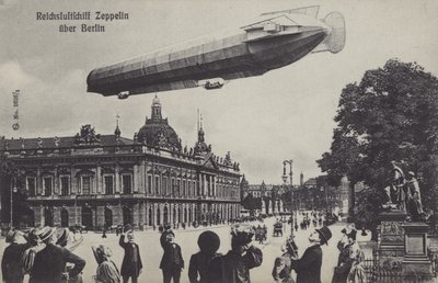 Zeppelin léghajó Berlin felett repül (f/w fotó) alkotó: Photographer German