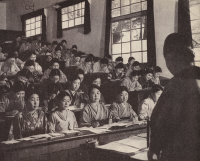 Fiatal japán nők a tokiói női egyetem utolsó évében (f/w fotó) alkotó: Photographer Japanese