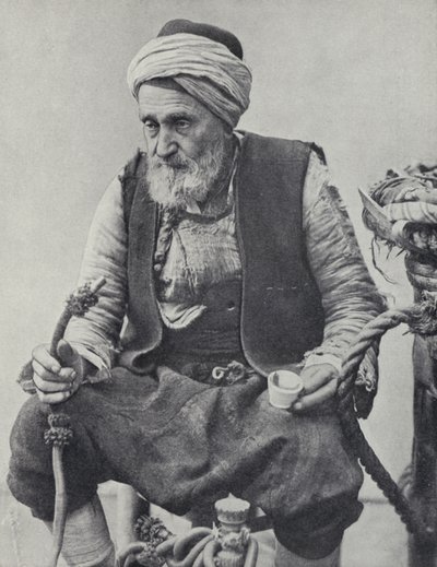 Vízipipát szívó paraszt, Izmir, Törökország (f/w fotó) alkotó: Photographer Turkish