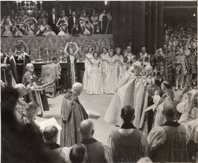 Mária hercegnő koronájával a magasban II. Erzsébet királynő előtt tiszteleg a koronázáson alkotó: Blaise Nicolas Le Sueur