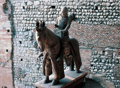 Cangrande I della Scala lovas szobra, Castelvecchio, Verona, Veneto, Olaszország alkotó: Blaise Nicolas Le Sueur