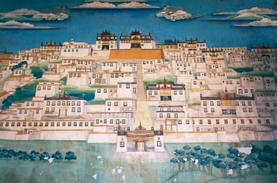 A várost ábrázoló freskó a Ganden Sumtsenling kolostorban (gompa), Zhongdianban (tibetiül Gyalthang, 2001-ben a kínai kormány Shangri-La névre keresztelte át a tibeti magas fennsík ezen részén a turizmus előmozdítása érdekében), Yunnan tartomány, Kína alkotó: Blaise Nicolas Le Sueur