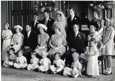 Csoportos esküvői fotó Lord Hartingtonról és Amandáról HM, a királynővel és az anyakirálynővel, 1967. június 28-án (f/w fotó) alkotó: Blaise Nicolas Le Sueur