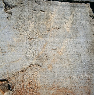 Feliratos fal az Apollo-templom közelében, Delphiben (az Unesco világörökségi listája alkotó: Blaise Nicolas Le Sueur
