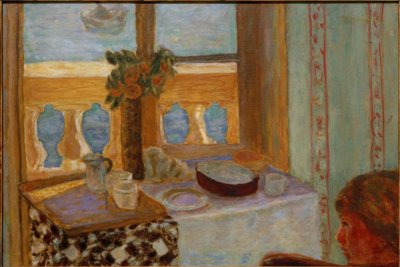 Beltér erkéllyel / Világos belső tér / Nő az ablak mellett / Nyitott ablak a tengerre (Antibes) alkotó: Pierre Bonnard