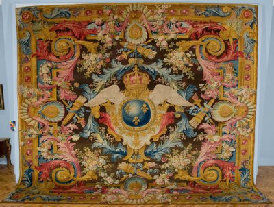 Louis XV Savonnerie szőnyeg királyi fegyverekkel, gyártó Savonnerie Factory, Franciaország, 1740-1750 körül alkotó: Pierre Josse Perrot
