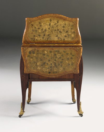XV. Lajos komód, 1765-70 körül (ormolura szerelt tulipánfa, platán, amaránt és intarzia) (lásd még: 463003, 465390 és 465391) alkotó: Pierre Roussel