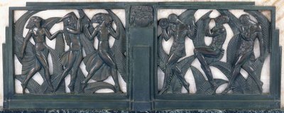 Három klasszikus táncos lányt és három zenészt ábrázoló fríz, 1910-1935 körül (patinás bronz, csíkozott fehér márvány, zöld márvány lábazat) alkotó: Pierre le Faguays