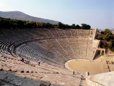 Az epidauroszi színház látképe, amelyet Polyclete le Jeune építész valósított meg Görögországban. alkotó: Polycletus (active c.450 c.415 BCE)