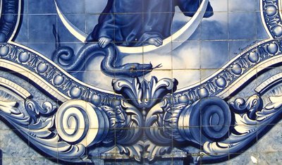 Részlet egy dekoratív panelről, amelyen Szűz Mária a kígyót összezúzva látható, Lamego, Portugália. 1738 (kerámia csempe) alkotó: Portuguese School