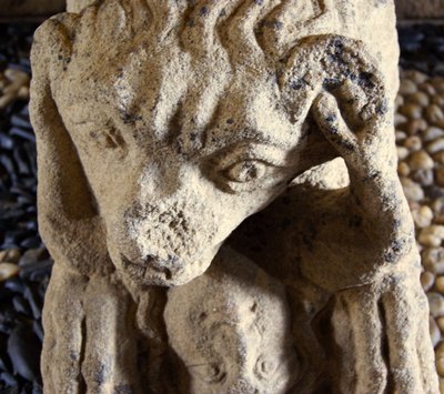 Oroszlán eszik egy embert, D. Afonso Pires szarkofágjának alapja, Porto egykori püspöke, Lamego, Portugália 1372 körül (kő) alkotó: Portuguese School