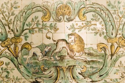 Oroszlánt üldöző kutyát ábrázoló majolika a Palacio da Praia vadászszobából, Belemből, 1680 körül (kerámia) alkotó: Portuguese School