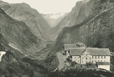 The Valley and Hotel, Stalheim, Norvégia, 1895. alkotó: Poulton and Co