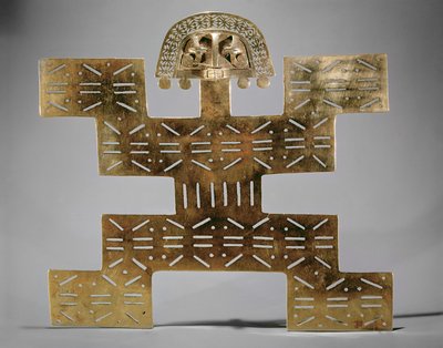 Öntött Tumbaga mellizom, Huaca del Dragon, Caldas, Kolumbia, Tolima stílus (arany) alkotó: Pre Columbian