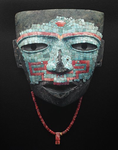 Temetési maszk türkiz és vörös kagylómozaik borításával. Műtárgy Teotihuacanból, Mexikóvárosból. Teotihuacan civilizáció – Prekolumbiai művészet: türkiz és rózsaszín kövekből készült temetési maszk a Teotihuacan III (i.sz. 300-650) Mexikó civilizációjából. alkotó: Pre Columbian Pre Columbian