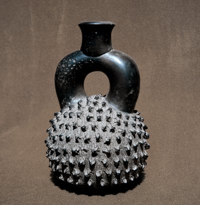 Kolumbiai előtti művészet, cupisnique civilizáció: bogár és gránátalma alakú váza. Kr.e. 300-100. Lima, Nemzeti Antropológiai és Régészeti Múzeum, Peru alkotó: Pre Columbian Pre Columbian