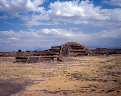 Kolumbiai előtti civilizáció: Teotihuacan (Kr. e. 300-600) helyének képe: a Nap temploma (vagy piramisa). Mexikó alkotó: Pre-Columbian Pre-Columbian