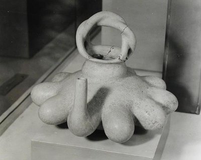 Tíz bimbóformával díszített váza, Huastecan, 1000-1250 körül (terrakotta) (f/w fotó) alkotó: Pre-Columbian Pre-Columbian