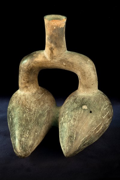 Phytomorf kerámia dupla testtel és kengyelfogantyúval / Art pr (terrakotta) alkotó: Precolombian Precolombian
