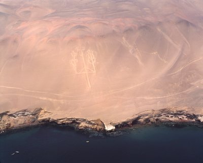 A Paracas vagy az Andok kandelábereinek légi felvétele a Pisco-öbölben (1983 – Fényképészet) alkotó: Prehistoric Prehistoric