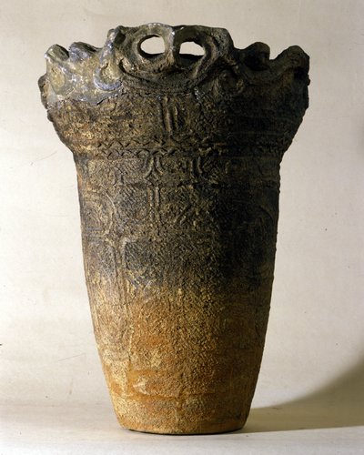 Nagy terrakotta váza a Jomon-korszakból (Japánban a történelem előtti időszak). Róma, Keleti Művészeti Nemzeti Múzeum. alkotó: Prehistoric Prehistoric