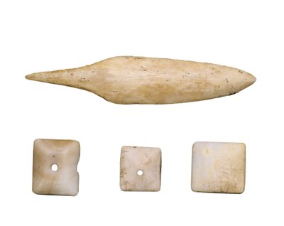 Prehistoire (Neolitique): Nyílhegy és csontgombok. A Toralla-barlangból (Lleida) alkotó: Prehistoric Prehistoric