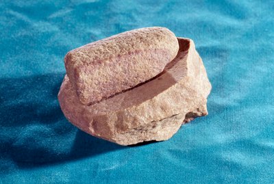 Őstörténet: őrlőkő sóőrléshez. Saint Germain en Laye, Nemzeti Régészeti Múzeum alkotó: Prehistoric Prehistoric