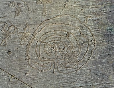 Őstörténet, camunni civilizáció, sziklaművészet: a harcosok pajzsokból és kardokból álló fegyvereit ábrázoló sírkő, valamint egy labirintus. A neolitikum és a bronzkor közötti időszak. Roche. 35 Capo di Ponte, a Naqu bemetszésének nemzeti parkja alkotó: Prehistoric Prehistoric