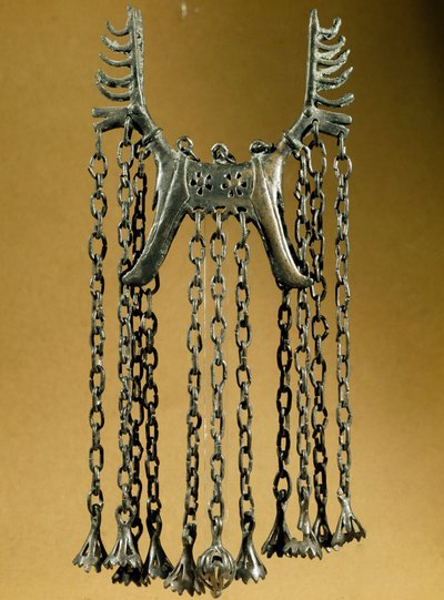 Őstörténet: Elan alakú, két fejű medál Dolanlar (Azerbajdzsán) bronzkori lelőhelyéről. Baku, Azerbajdzsán Állami Vallástörténeti Múzeum alkotó: Prehistoric Prehistoric